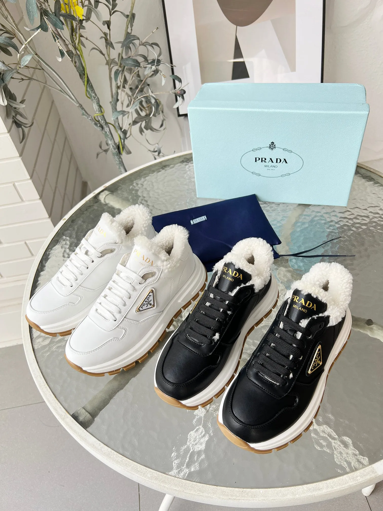 👟👟Ex-factory price 600👟👟 Prada couple model "PRADA.." upgraded version 2024 explosive model is released. , original 1:1 thick sole, fabric silk cowhide lining: sheepskin, foot weight: sheepskin, size 35--46, "Women's model 34.41 is custom-made and non-returnable, Men's model 38.45.46 is custom-made and is non-refundable, two colors black and white